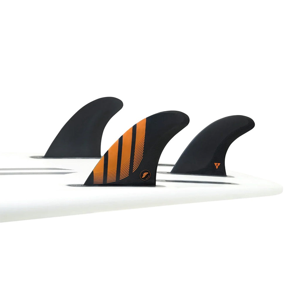 Futures | Alpha Pivot P6 Medium Tri Fin Set. Carbon / Orange