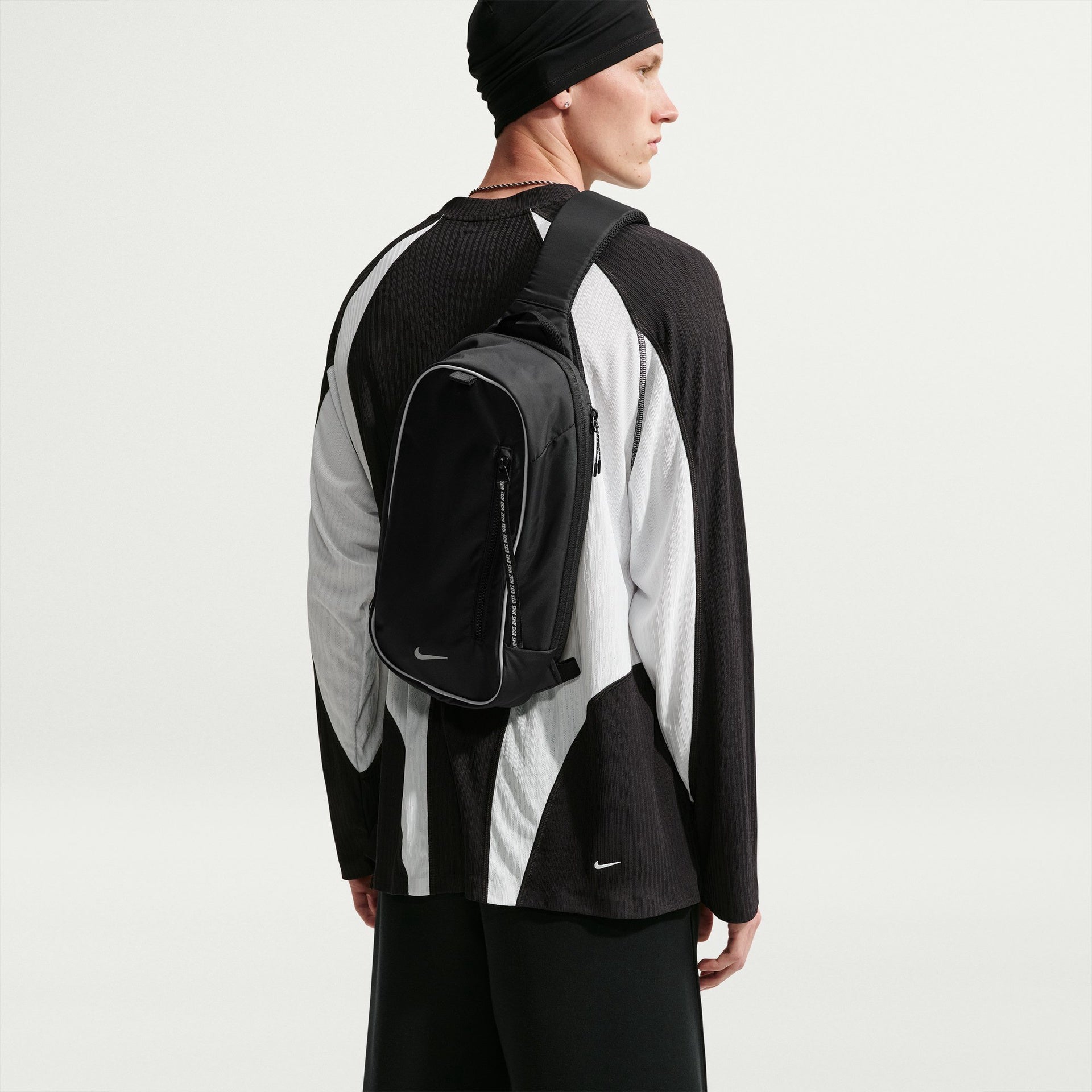 Nike Sportswear | Commute 8 Litre Cross-Body Reflective Sling Bag